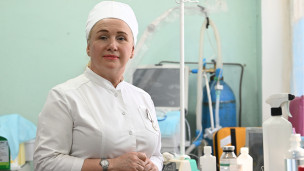 Meditsinskaya-sotrudnitsa-na-fone-bol'nitsy