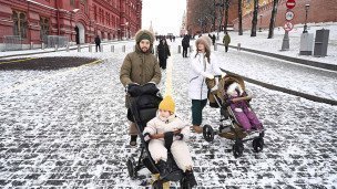 Семья гуляет на Красной площади 