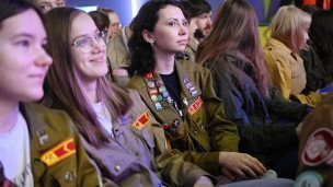 Участники студенческого отряда в зрительном зале.