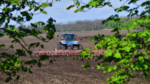 Предпосевная культивация почвы перед началом посева в Тельмановском районе Донецкой народной республики