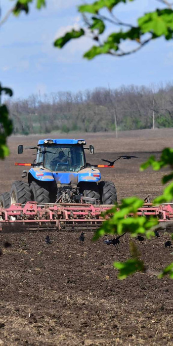 Предпосевная культивация почвы перед началом посева в Тельмановском районе Донецкой народной республики