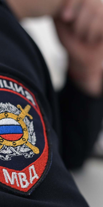 Сотрудник полиции во время работы