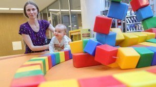 Женщина с маленьким ребенком в игровой комнате