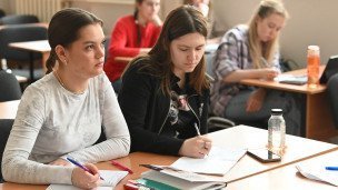 Молодые специалисты сидят на лекции в аудитории