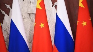 Государственные флаги россии и КНР