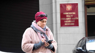 Женщина у здания Минтруда