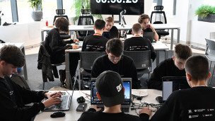 Молодые программисты во время работы над проектом