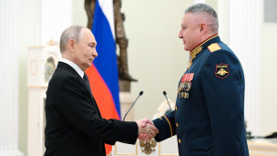 Президент РФ Владимир Путин вручает государственную награду 