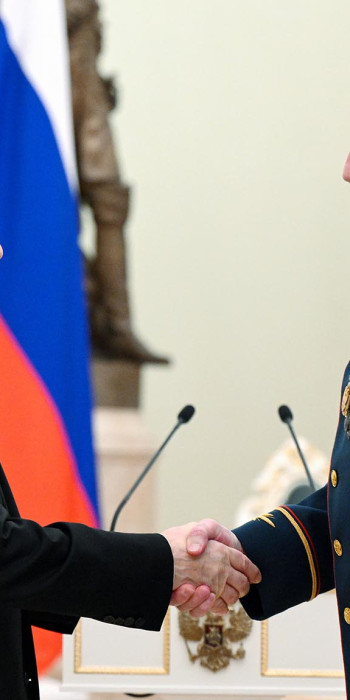 Президент РФ Владимир Путин вручает государственную награду 