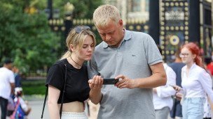 Горожане со смартфоном в руках 