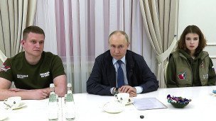 Prеzident-Vladimir-Putin-obshchayetsya-s-volonterami-v-gumanitarnom-shtabe-v-Kurskoy-oblasti