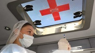 Медицинский сотрудник в мобильном пункте вакцинации