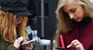 Девушки с телефонами 