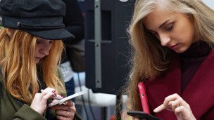 Девушки с телефонами 