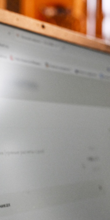 Квитанция на оплату ЖКХ на мониторе компьютера