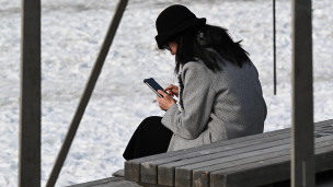 Девушка на скамейке с телефоном