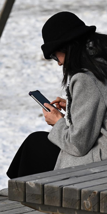 Девушка на скамейке с телефоном