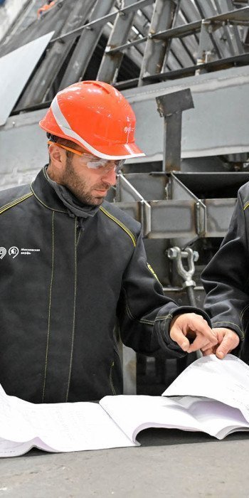 работники на судостроительном производстве
