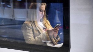 Девушка с телефоном в поезде