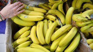 Prodazha-bananov-v-produktovom-magazine