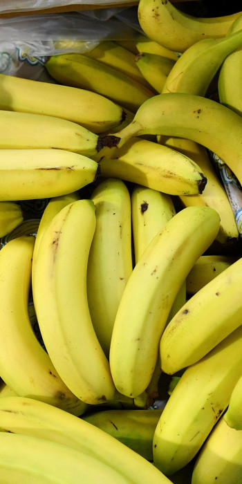 Prodazha-bananov-v-produktovom-magazine