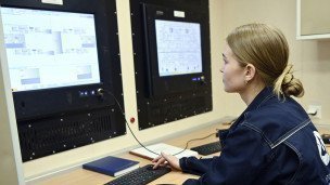 Сотрудница перед навигационной системой