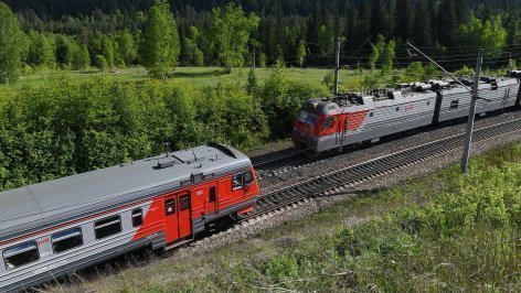 Поезд РЖД движется по путям