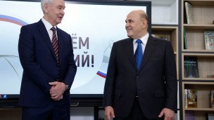 Председатель правительства РФ Михаил Мишустин и мэр Москвы Сергей Собянин (слева) во время посещения московской общеобразовательной школы 
