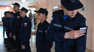 Призывник получает форму