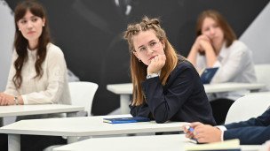 Старшие школьники за партами