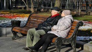 Женщина и мужчина в парке на скамейке