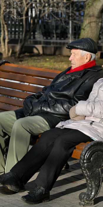 Женщина и мужчина в парке на скамейке