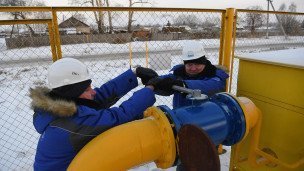 Сотрудники компании устанавливают газовое оборудование в деревне