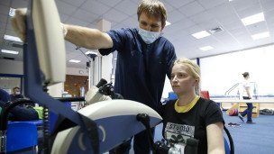 Пациент во время реабилитации после инсульта