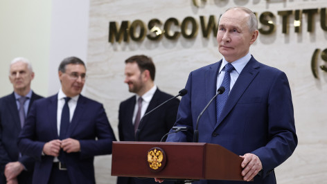 Президент РФ Владимир Путин участвует по видеосвязи на площадке Московского физико-технического института