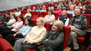 Зрители в кинотеатре 