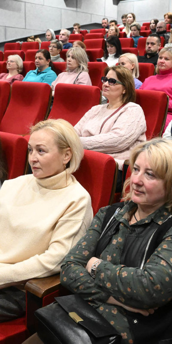 Зрители в кинотеатре 