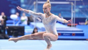 Ангелина Мельникова выполняет упражнение