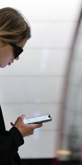 Девушка на платформе с телефоном 