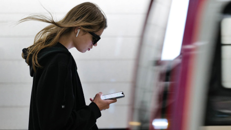 Девушка на платформе с телефоном 