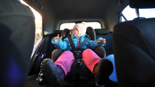 Ребенок в детском автомобильном кресле