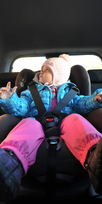 Ребенок в детском автомобильном кресле