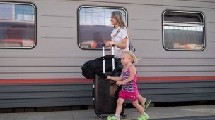 Passazhiry-na-zheleznodorozhnom-vokzale