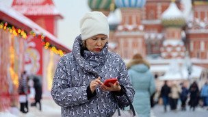 Женщина  со смартфоном