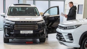 Китайские автомобили в автосалоне 