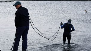 Водолазы ликвидируют последствия разлива мазута