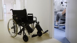 Инвалидная коляска в коридоре медицинского центра