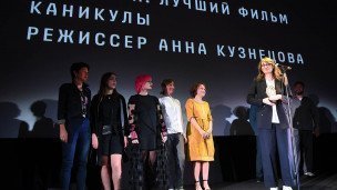 Режиссер со съемочной группой на кино-фестивале