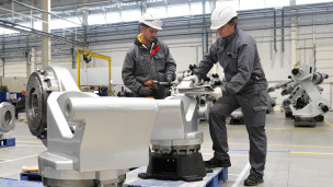 сотрудники на производстве роботизированных комплексов