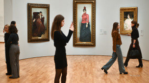 посетители в музее